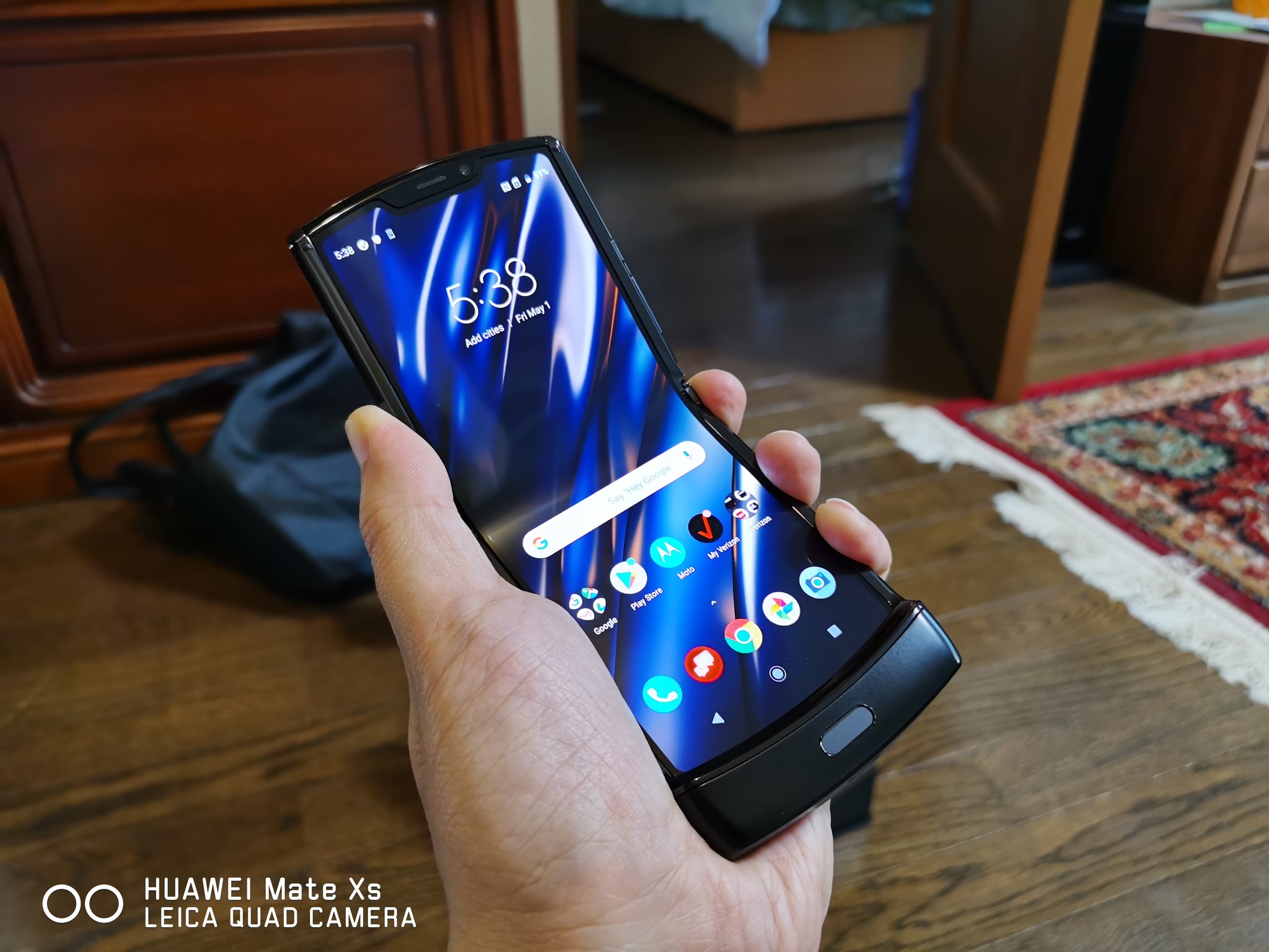レビュー】上級者向け。モトローラの折り畳みスマホ moto razr 2019 を